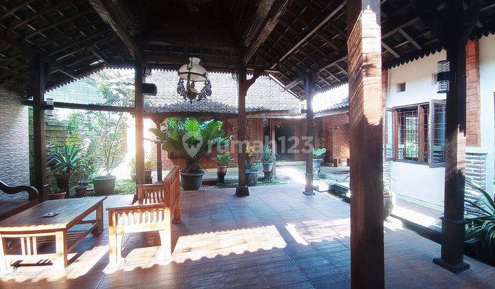 Rumah Serasa Villa Desain Jawa Dengan Pendopo Kadipiro Solo 2