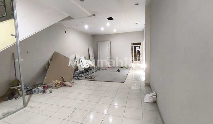 Very Strategic Commercial Area Shop House in Solo Baru 2