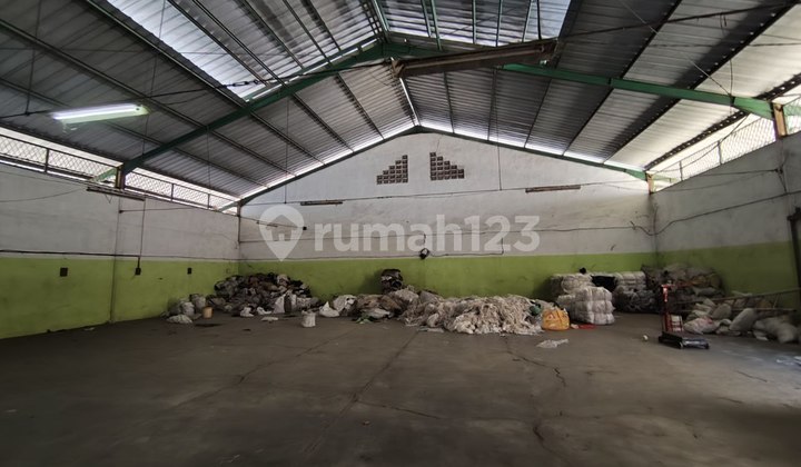 Warehouse in the Yellow Zone Area of Konimex and Batik Keris Cemani Solo Warehouse in the Yellow Zone Area of Konimex and Batik Keris Cemani Solo