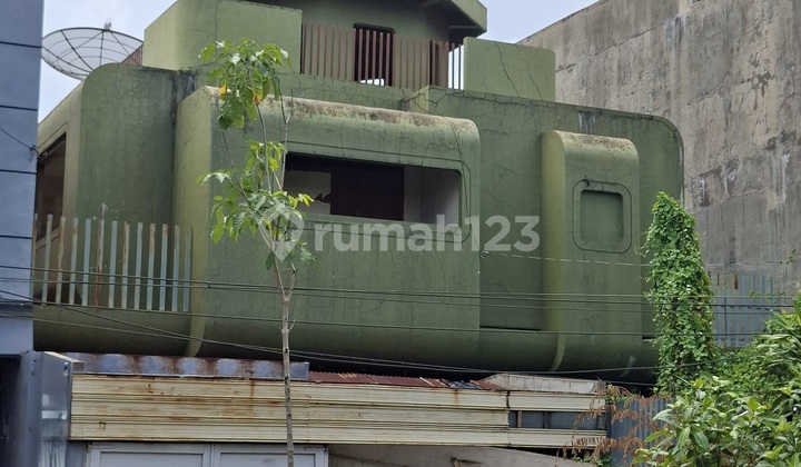 Rumah Lama Lokasi Strategis Pinggir Jalan Honggowongso Solo