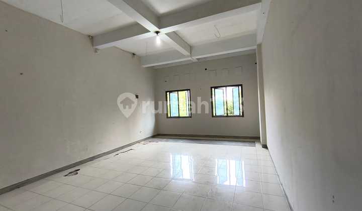 Very Strategic Commercial Area Shop House in Solo Baru