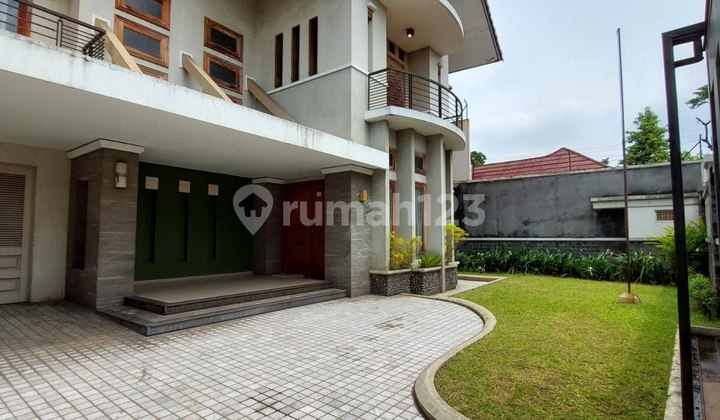 Modern House in City Center Near Serengan Commercial Area Solo