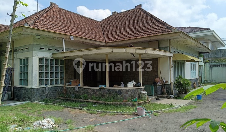 Rumah Vintage Hitung Tanah Pusat Kota Solo Akses Jalan Lebar 2