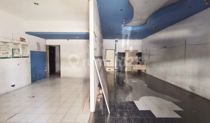 Ruang Usaha Tengah Kota Solo Akses Jalan Simpangan Mobil