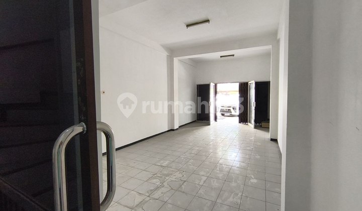 Cheap 2 Side-by-side Shophouses with Income Potential in Manahan Solo. 2