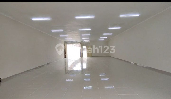 Regional Business Space in the Crowded Area of Pasar Gede Solo Regional Business Space in the Crowded Area of Pasar Gede Solo