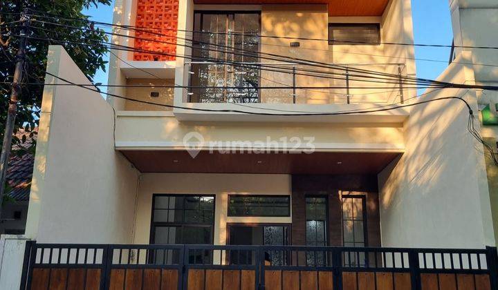 Dijual Rumah 2 Lantai SHM di Semolowaru Timur Surabaya 1