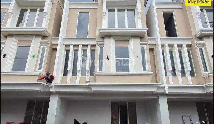 Dijual Rumah 3 Lantai SHM di Dharmahusada Indah Barat 1 Surabaya 1