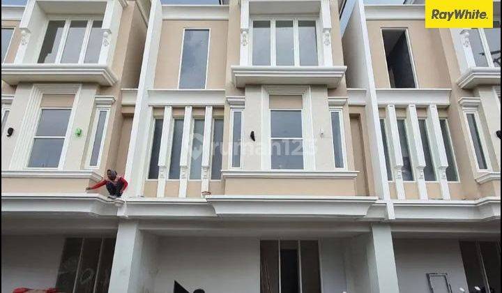 Dijual Rumah 3 Lantai SHM di Dharmahusada Indah Barat 1 Surabaya 1