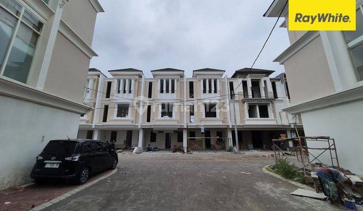 Dijual Rumah 3 Lantai SHM di Dharmahusada Indah Barat 1 Surabaya 1