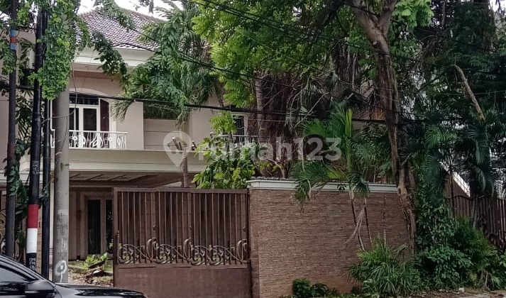 Disewakan Rumah 2 Lantai di Jalan Tegalsari Surabaya Pusat 1