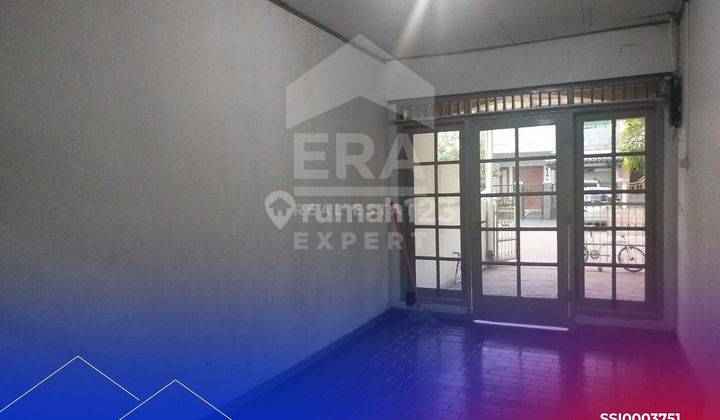 Di Sewa Rumah Letak Strategis Dekat Stasiun, Halte Busway, Dan Plaza Buaranbuaran, Duren Sawit, Buaran, Jakarta Timurlt/lb : 180/200 +/-kt : 4+2km : 2+1tingkat : 1.5lantaihadap : Selatanlistrik : 2200 Wattair Pur Basah. Keamanan 24 Jam. Dekat Sekolah. Dek 2