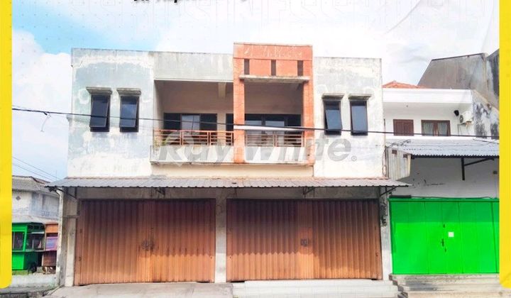 Twin Shophouses on Jl Kapten Mulyadi Solo, Combined into One, Spacious Parking, Suitable for Warehouse/Culinary Business