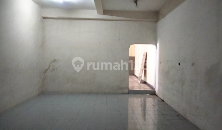 Twin Shophouses on Jl Kapten Mulyadi Solo, Combined into One, Spacious Parking, Suitable for Warehouse/Culinary Business 2