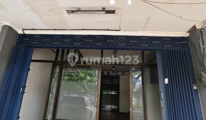3-Storey Commercial House (Ruko) in Panjang Jiwo, Ready to Use 2