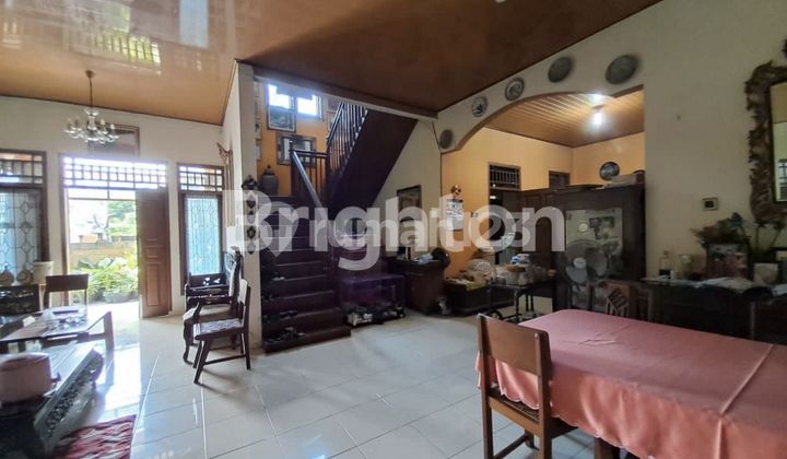 RUMAH SIAP PAKAI! 2 LANTAI, ROW JALAN 3 MOBIL PAPASAN!! ESTETIK BUDAYA JAWA! SANGAT TERAWAT SERTA NUANSA KLASIK JAWA! ISTIMEWA 2