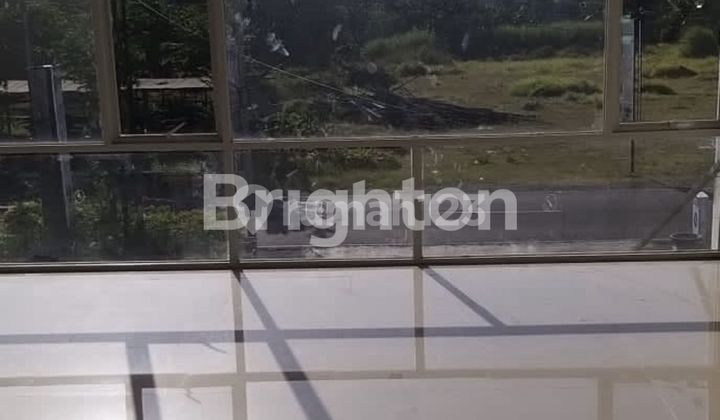 READY-TO-USE SHOPHOUSE!! PRIME AND STRATEGIC LOCATION!!! JUST 2 MINUTES TO SOLO AIRPORT!! 5-CAR WIDE STREET ROW!! SPACIOUS PARKING AREA!! 2