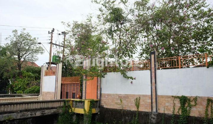 RUMAH DAN RUANG USAHA SIAP PAKAI!! LOKASI STRATEGIS DAN LANGKA!! TIDAK BANJIR!! TENGAH KOTA SOLO!! PREMIUM