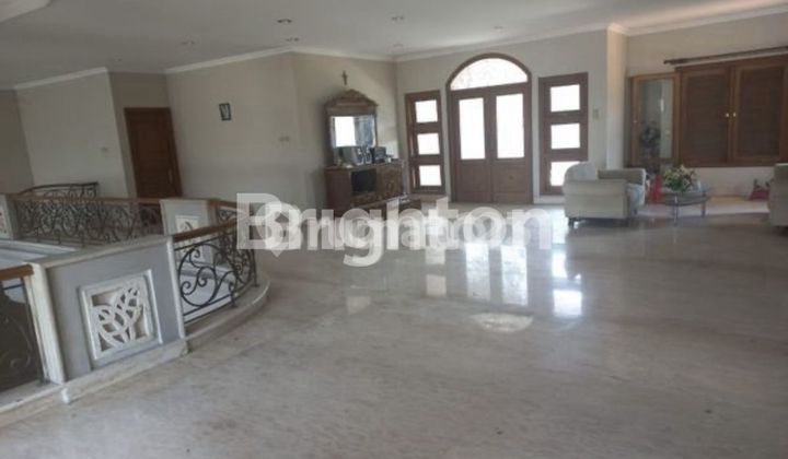 RUMAH MINIMALIS EROPA!! LOKASI ELITE DAN PREMIUM!! ROW JALAN 6 MOBIL PAPASAN! JALAN UTAMA, TIDAK BANJIR!! SUPER ISTIMEWA!! 2