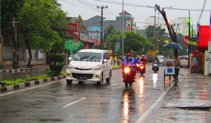 Jl Raya Bogor Cilodong Depok, Shop House 3.5 Floors, 9x4 m, Strategic Location, For Sale, Land Area 80m2 2