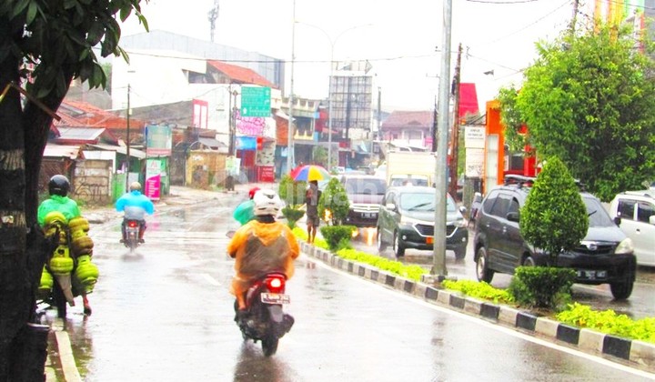 Jalan Raya Bogor Cilodong Depok, Shop House 3.5 Floors, 9x4 meters, Strategic Location, For Sale, Land Area 80m² 2