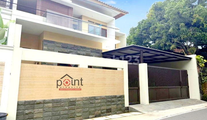 Rumah Mewah Luas 2 Lt Baru Sumber Banjarsari Dekat Manahan Solo Kota