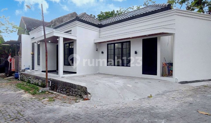 Rumah Clasic Mewah SHM Siap Huni Perum Dekat ke Uns
