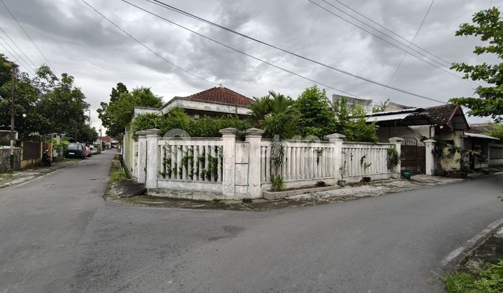 Rumah Bagus Halaman Luas Tengah Kota Solo 2