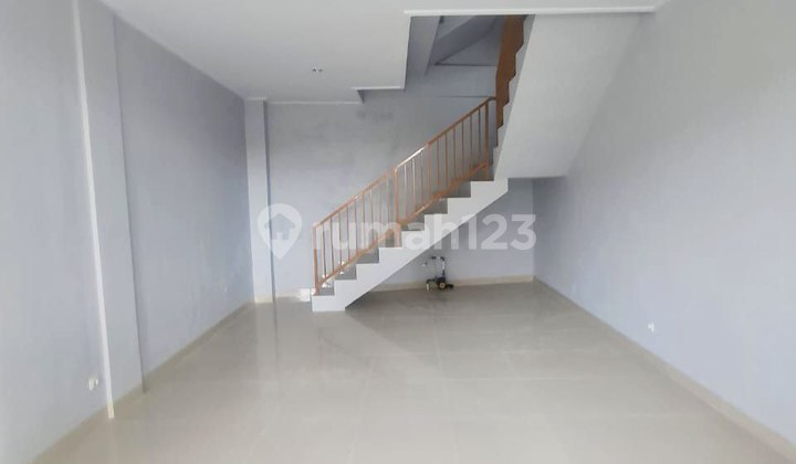 3-Story Shophouse in Solo City Strategic Location in Surakarta 2