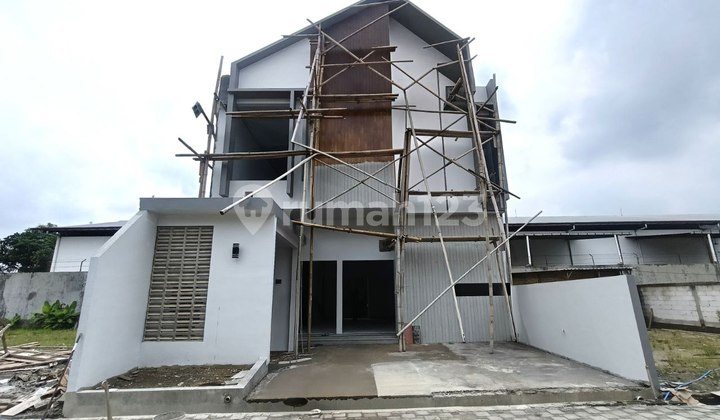 Redi 2-Story House One Step to Pakuwon Mall