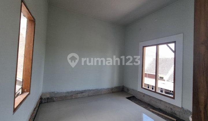 Rumah Cantik 2 Lantai Finishing Di Perum Waru Gentan  2