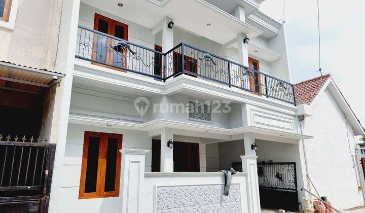 RUMAH BARU MEWAH CLASIC MODERN SHM SIAP HUNI  di Perum Waru Gentan 1