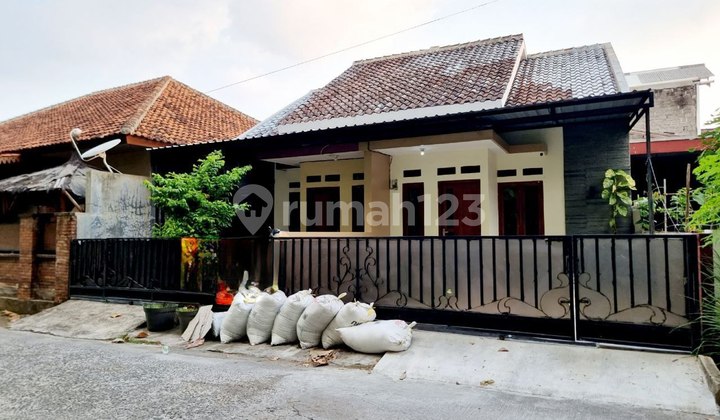 Rumah Cantik Luas Nyaman di Karanganyar. Rumah Cantik Luas Nyaman di Karanganyar.