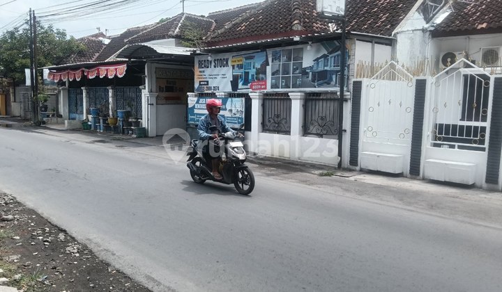 Strategic Spacious House Semi-Furnished Suitable for Business and Residence