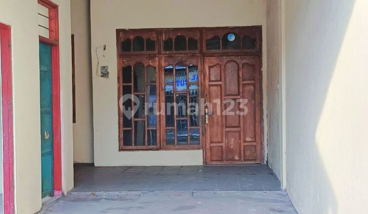 Strategic House Suitable for Business and Residence