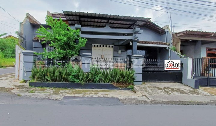 Nice 1.5-Story House Near Unisri Campus Nice 1.5-Story House Near Unisri Campus