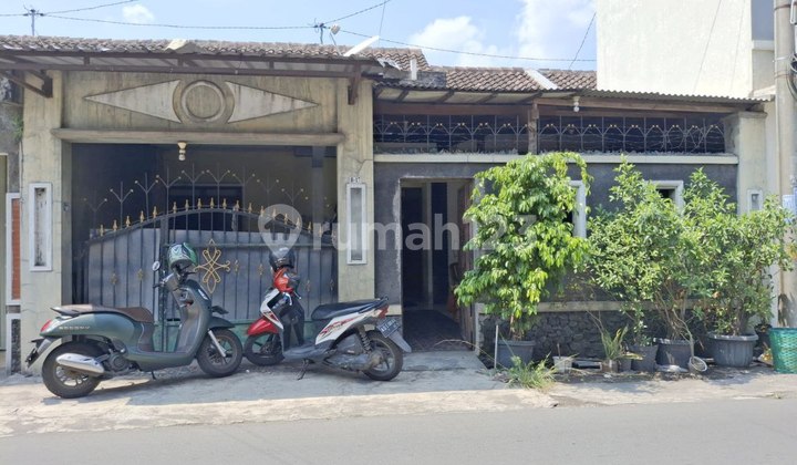 Used Damaged House on Mangesti Raya Street in Mayang Used Damaged House on Mangesti Raya Street in Mayang