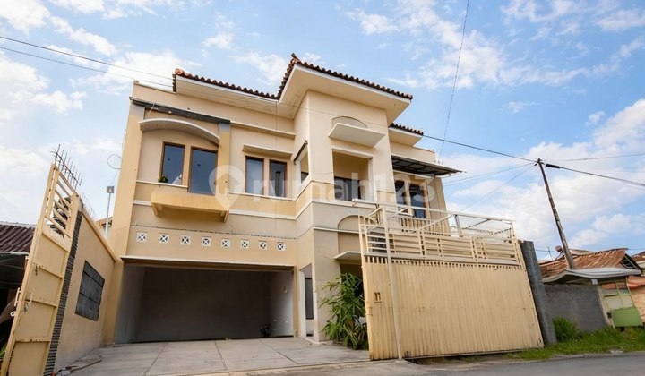 Rumah 2 Lantai Bagus Tengah Kota Surakarta