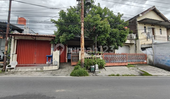 Rumah Luas Tepi Jalan Besar Dekat Uns Surakarta