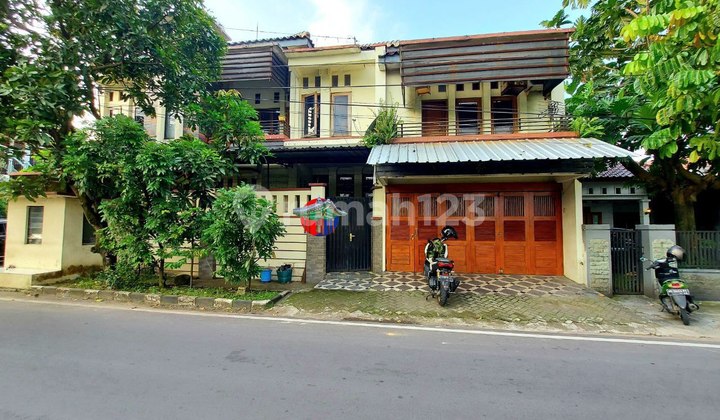 2-Story Hook House can be used for Strategic Multi-Business Spaces 2-Story Hook House can be used for Strategic Multi-Business Spaces