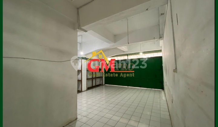 1.5-STORY SHOPHOUSE IN THE ASTANAANYAR WING OF BANDUNG CITY 2