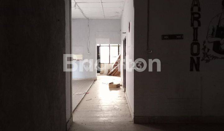 RUMAH BESAR DI TEPI JALAN UTAMA TENGAH KOTA 2