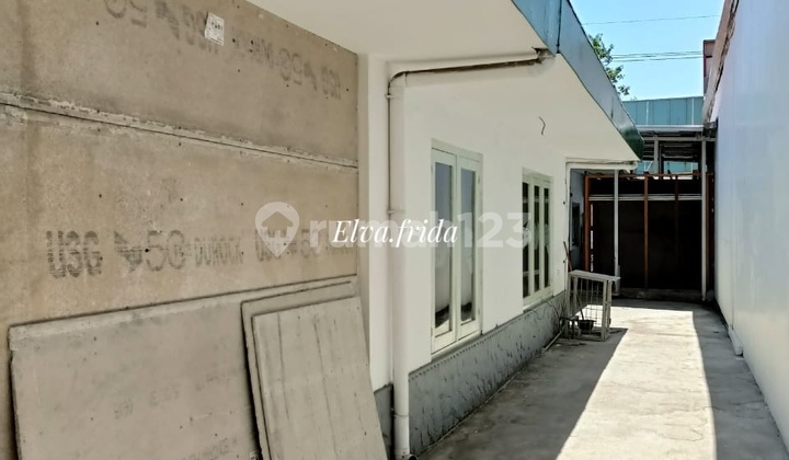 Commercial House for Sale on Kartini Street, Central Surabaya 2