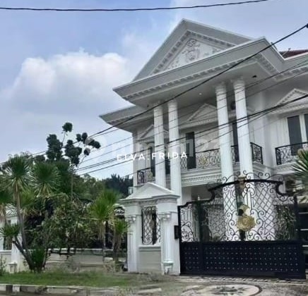 Dijual Rumah Mewah Kolam Renang di Gayungsari Barat Surabaya