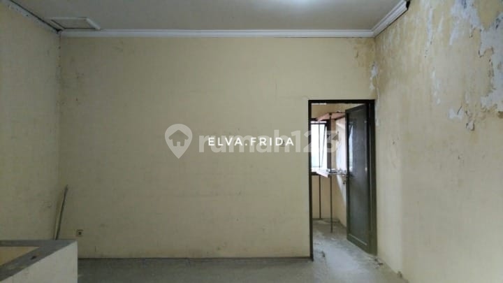 Cheap for Sale, Strategic Shop House on Jl Genteng Besar, Central Surabaya 2