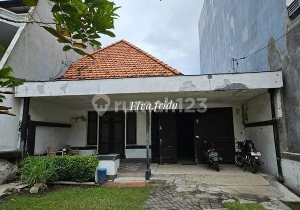 For Sale Strategic House on Trunojoyo St, Central Surabaya 1