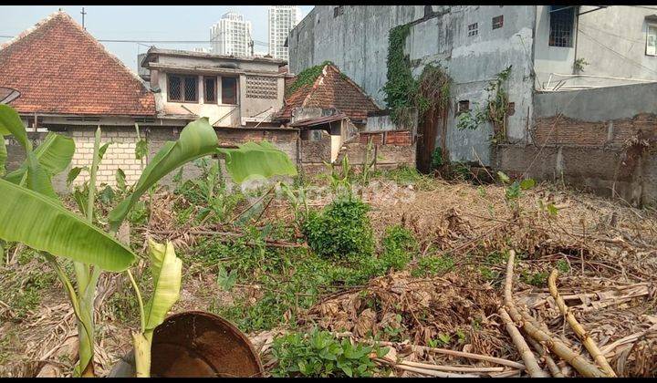 Rumah Tua Hitung Tanah Kebayoran Lama,  Jakarta Selatan.  1