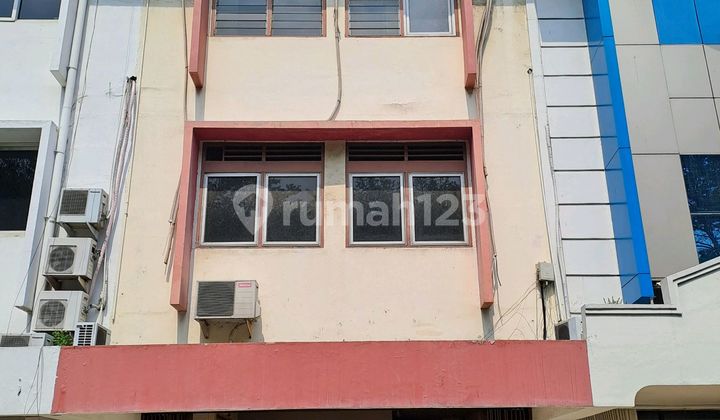 For Rent Fast 3.5 Story Shop House in Pangeran Jayakarta, Central Jakarta