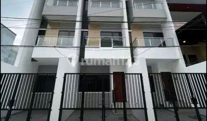 New and Nice 3.5-Story House in Jelambar Baru, West Jakarta