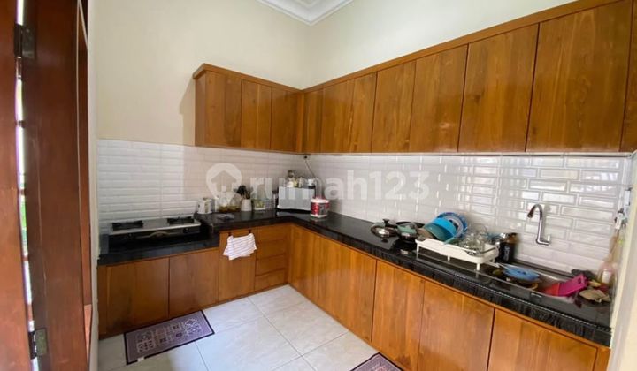 House in Pasar Kliwon for Sale, Furnished, Large Yard, Ready to Use 2